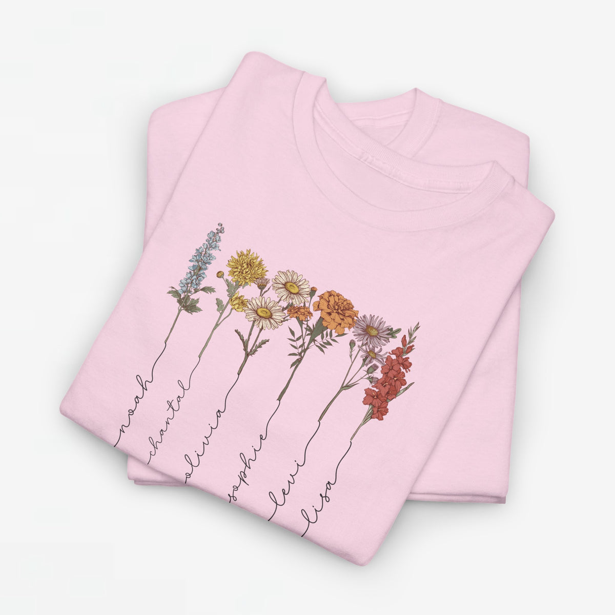 Lichtroze T-shirt met bloemenillustratie en sierlijke namen langs de bloemenstelen.