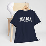 Donkerblauw Mama T-shirt met “MAMA” en “EST. 2024” borstprint, aan kleerhanger