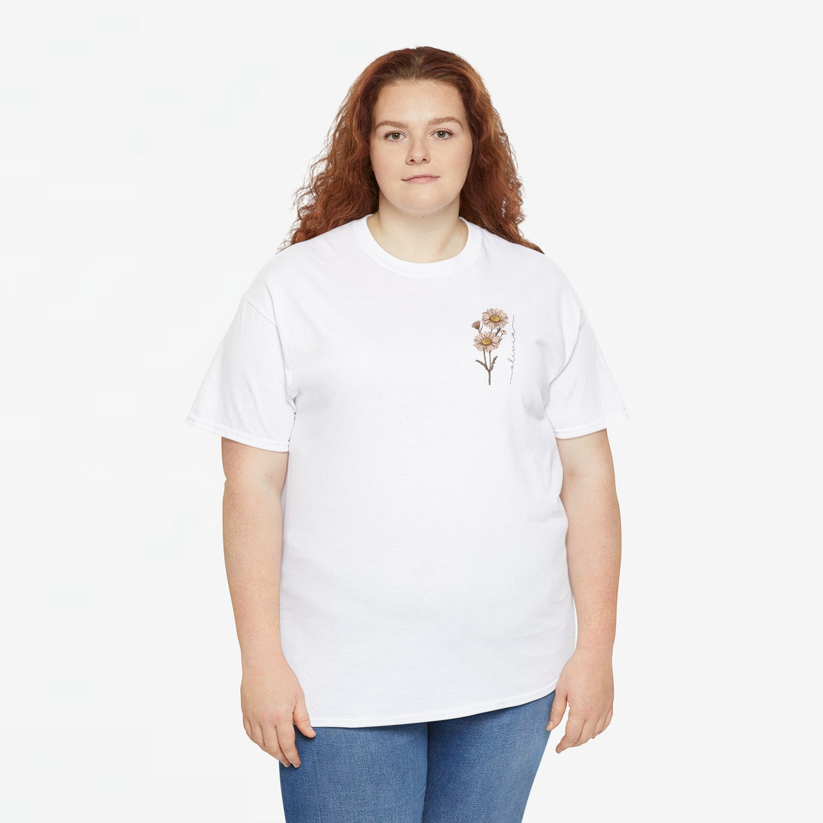 Wit T-shirt met kleine bloemenprint van geboortemaand op de borst, model in ruimere maat
