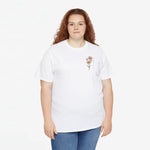 Wit T-shirt met kleine bloemenprint van geboortemaand op de borst, model in ruimere maat