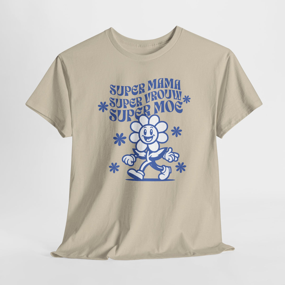 Zandkleurig T-shirt met blauwe opdruk van lachende moederfiguur met sterren.