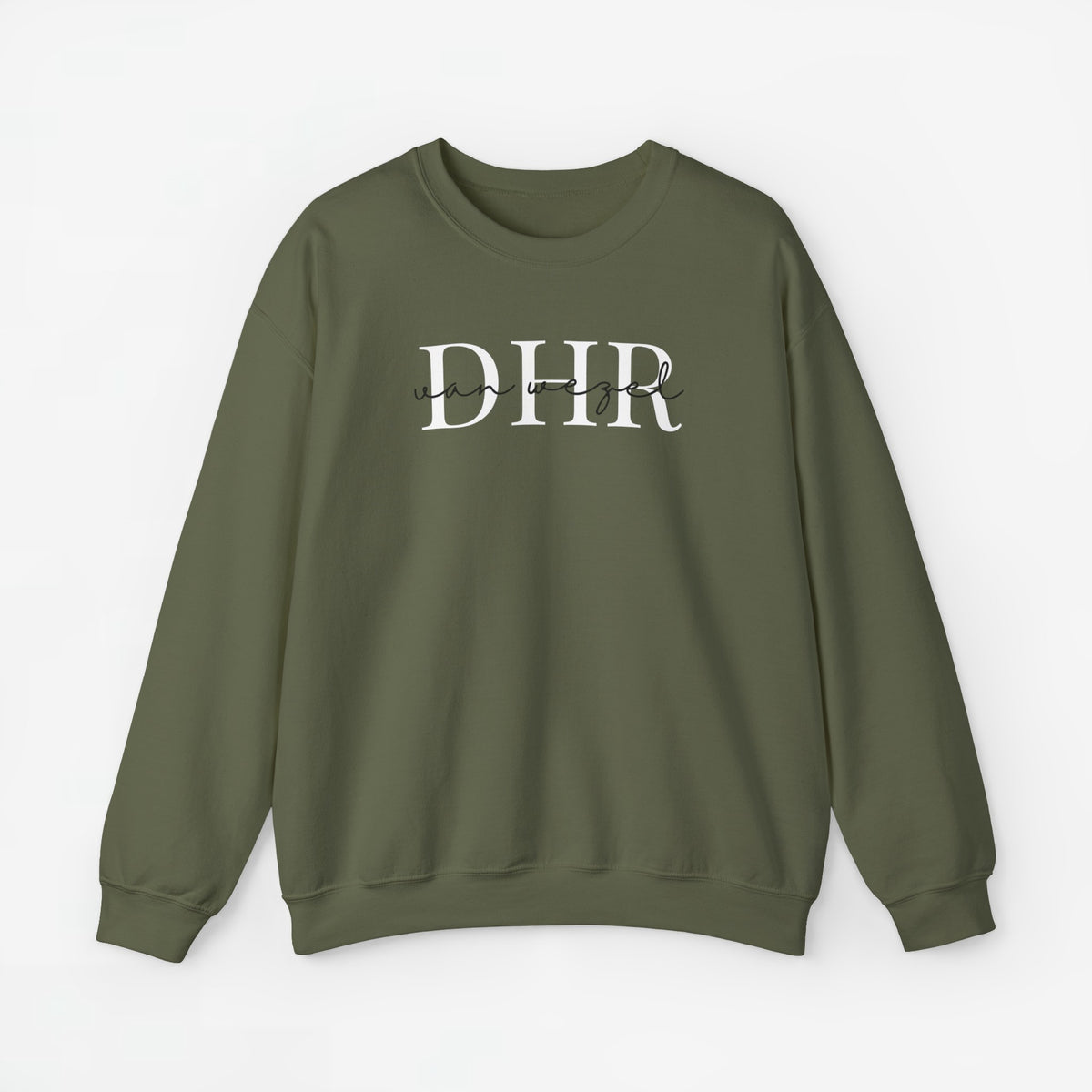 Gepersonaliseerde sweater olijfgroen met 'DHR' bedrukking voorzijde