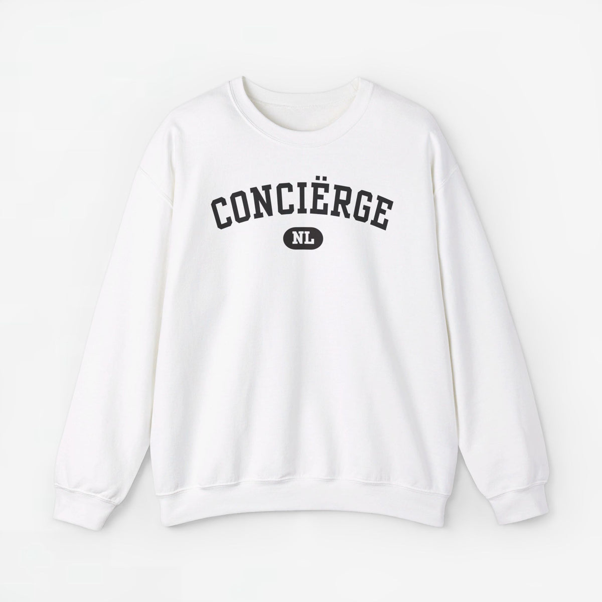 Witte crewneck sweater met zwarte 'CONCIËRGE' en klein 'NL'-logo op borst