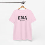 Roze T-shirt op hangertje met opdruk “OMA EST. 2024”, ronde hals