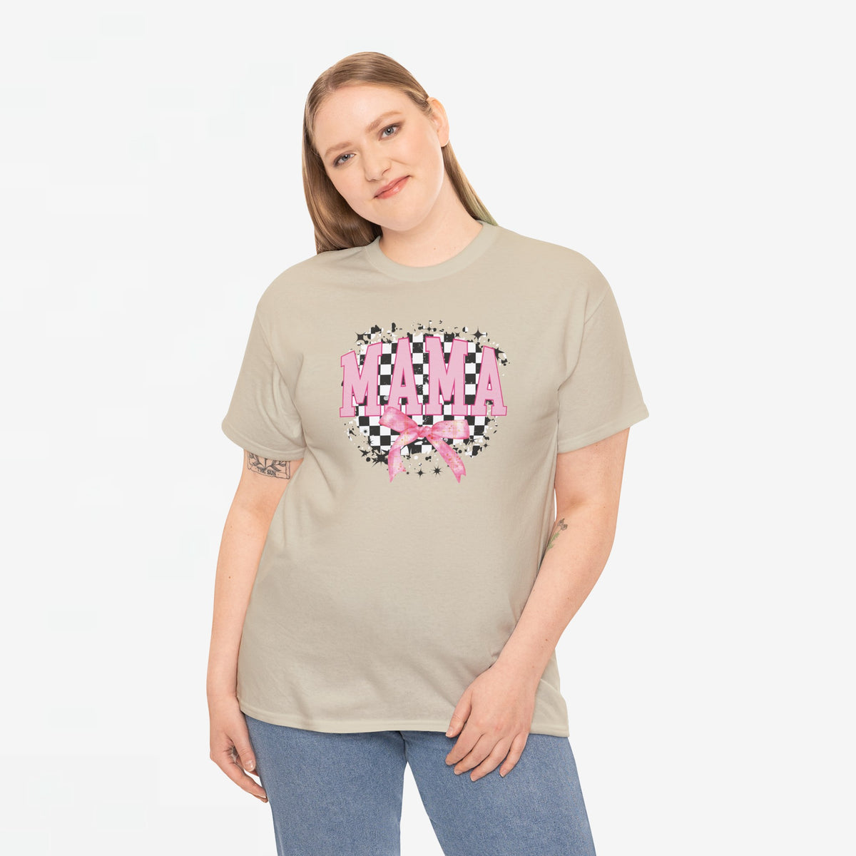 Sandkleurig T-shirt met “MAMA”-print en roze strik op de borst, ronde hals