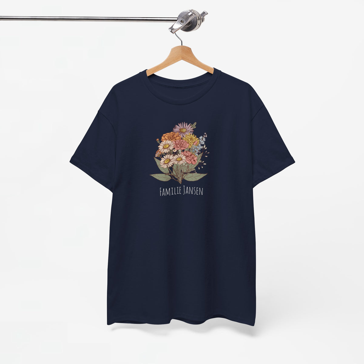 Donkerblauwe T-shirt aan een houten hanger met bloemenprint en tekst op de borst.