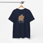 Donkerblauwe T-shirt aan een houten hanger met bloemenprint en tekst op de borst.