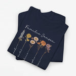 T-shirt in navyblauw met bloemenprint en sierlijke namen op de voorkant