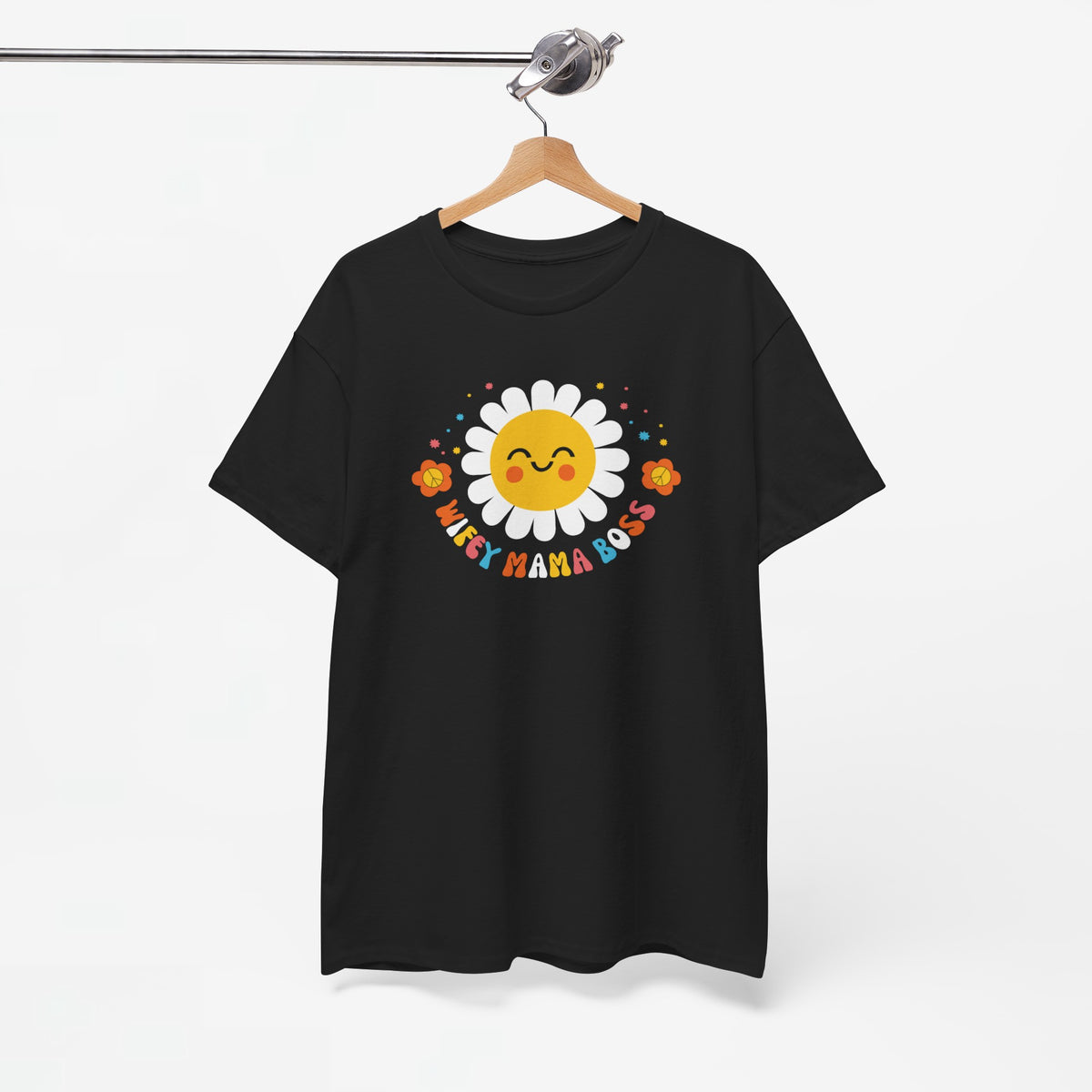 Zwarte T-shirt op hanger met kleine zonprint en kleurrijke bloemen-tekst
