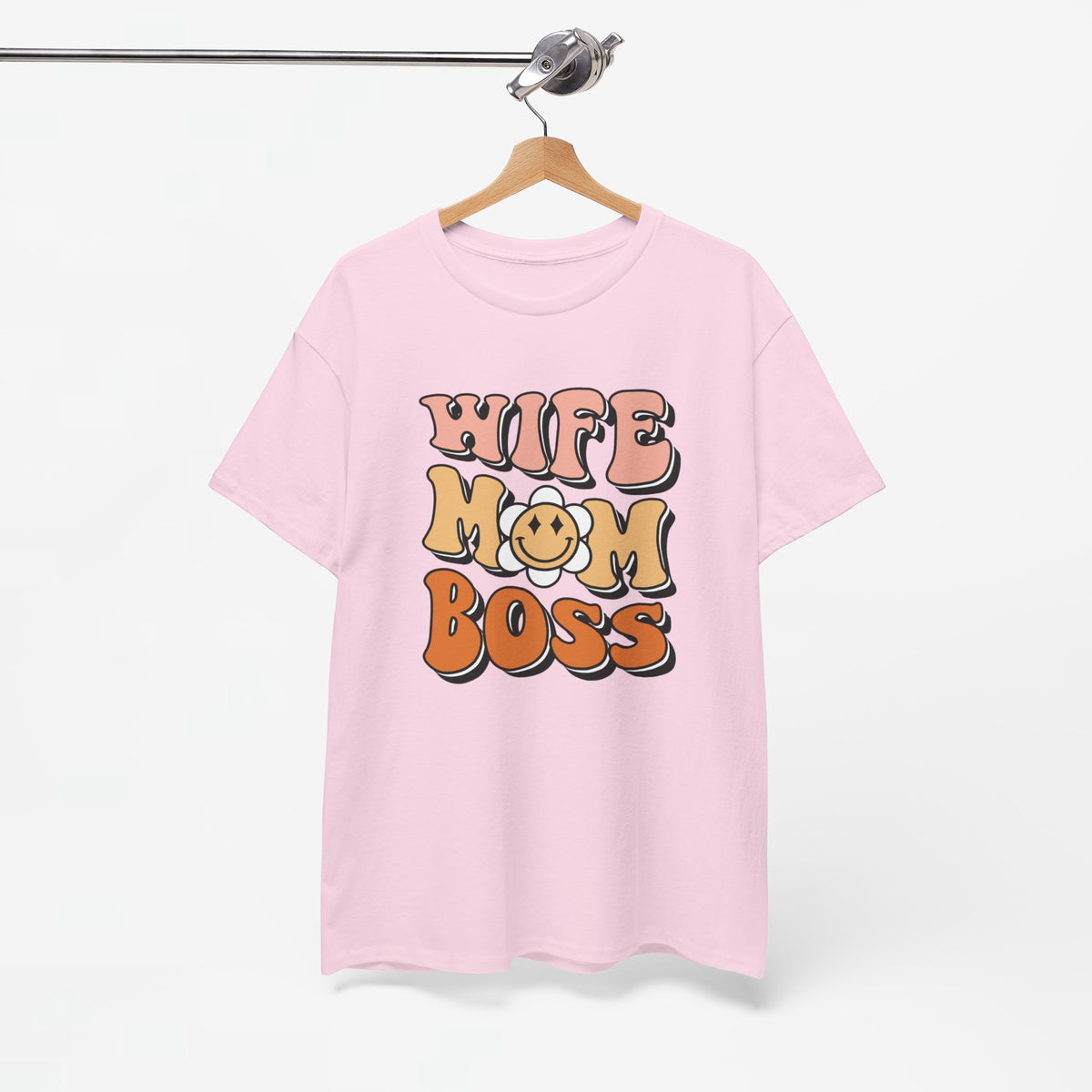 Roze T-shirt aan kleerhanger met cartoon opdruk “WIFE MOM BOSS” op de borst