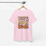 Roze T-shirt aan kleerhanger met cartoon opdruk “WIFE MOM BOSS” op de borst