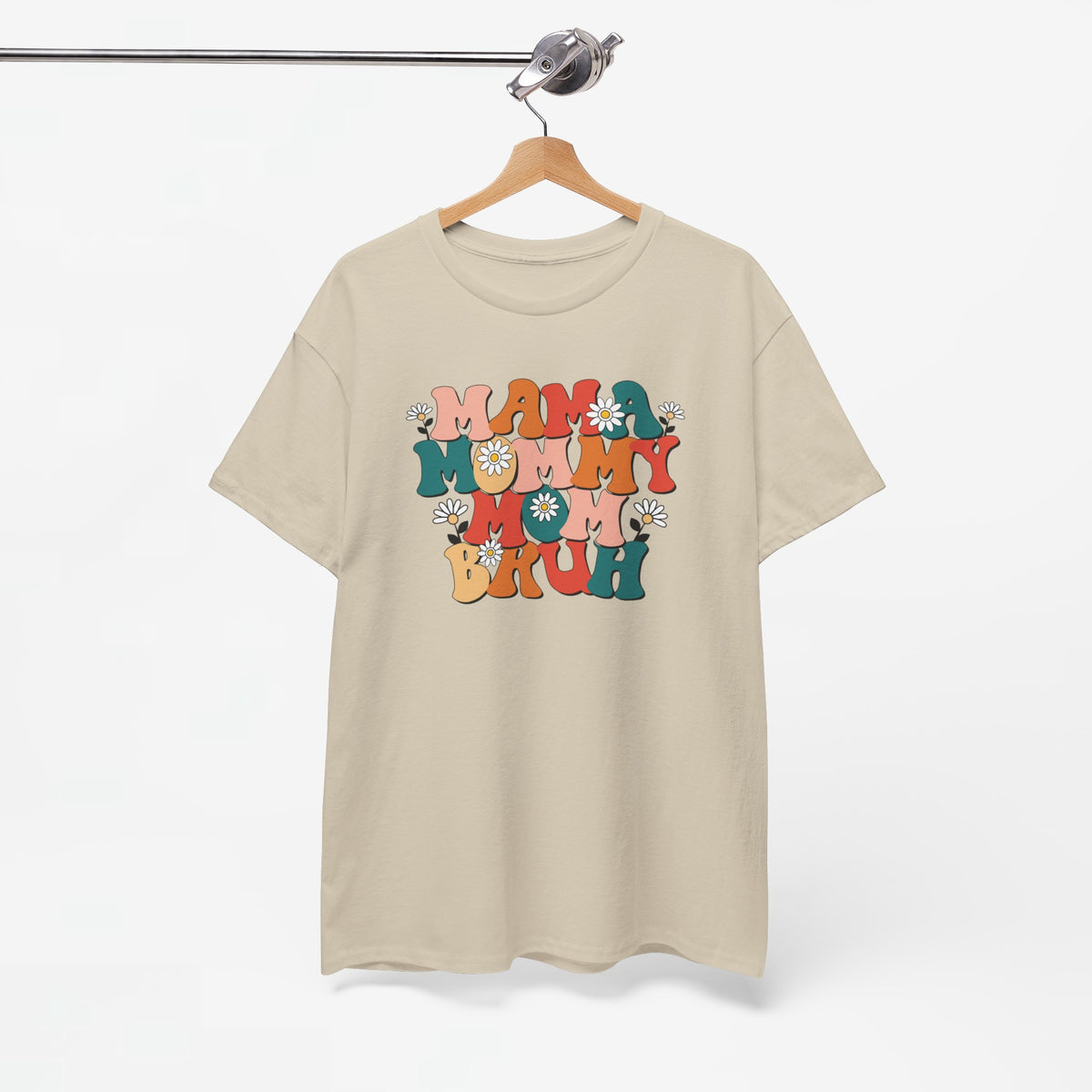 Beige T-shirt aan kleerhanger met mama-mommy-bruh print op de borst