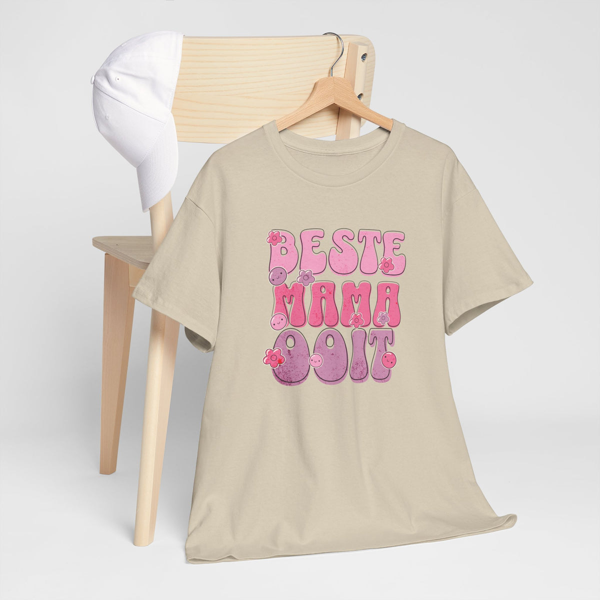 Beige t-shirt op houten hangertje met roze “Beste Mama Ooit” tekstprint