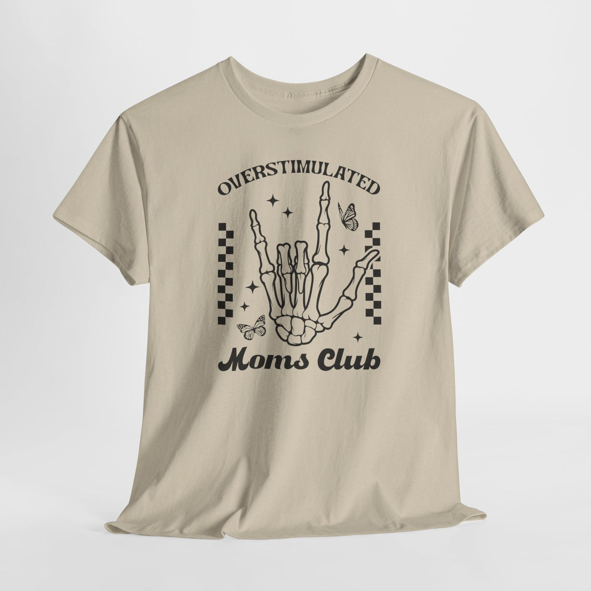 Oversized T-shirt zandkleurig met zwarte hand-illustratie en ‘Moms Club’