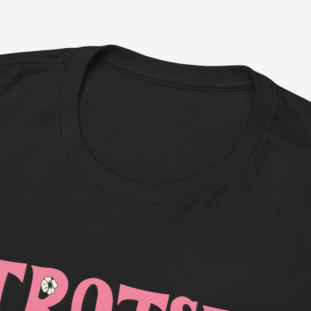 Zwarte oversized T-shirt met ronde hals, close-up van kraag en schoudernaad.