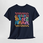 Donkerblauw T-shirt met ronde hals en grote kleurrijke 'Somebody's Broke Mama'-print
