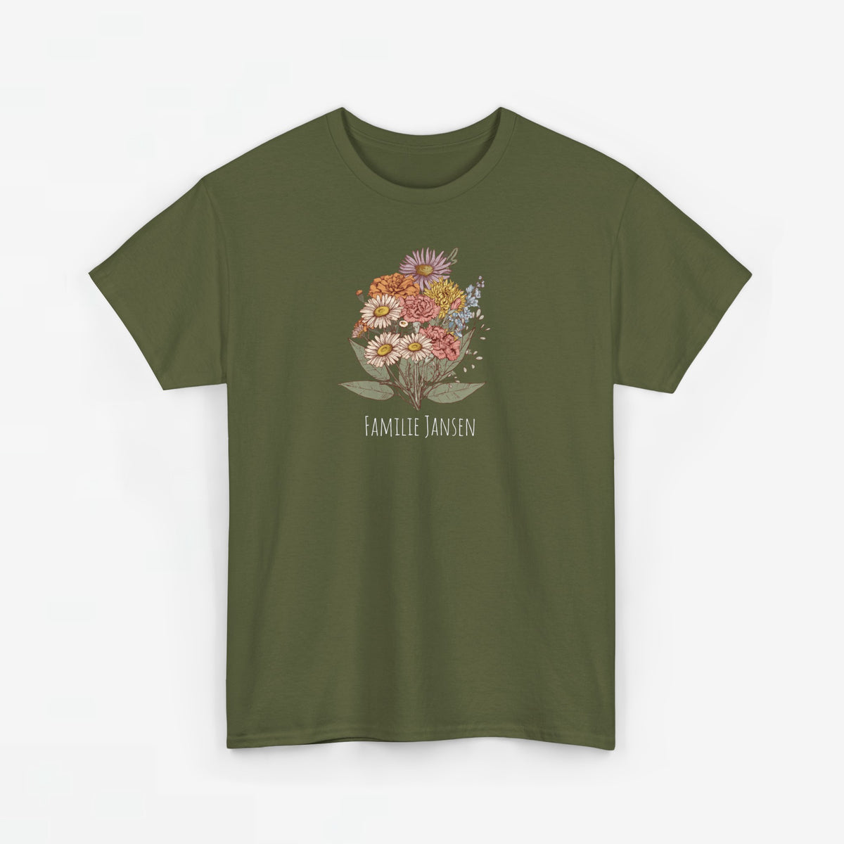Olijfgroene T-shirt met klein bloemenboeket en tekst “FAMILIE JANSEN”.