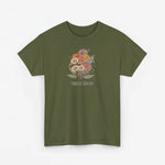 Olijfgroene T-shirt met klein bloemenboeket en tekst “FAMILIE JANSEN”.