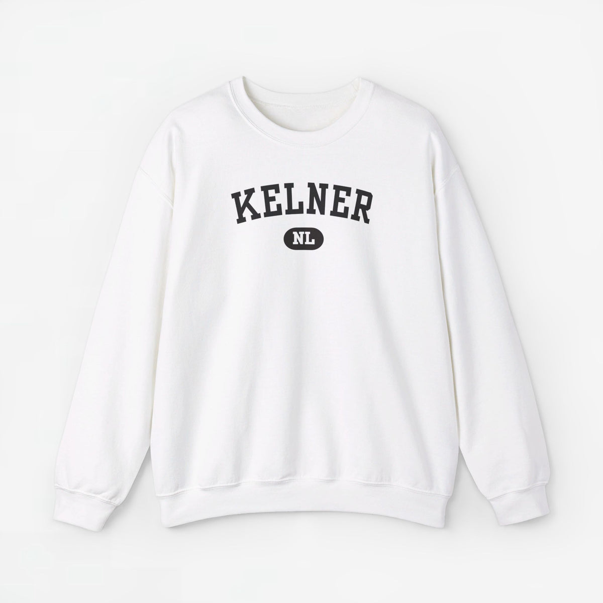 Witte trui met ronde hals en borstprint “KELNER” met ronde “NL”-logo