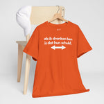 Oranje T-shirt op kledinghanger met witte tekstprint en pijlen