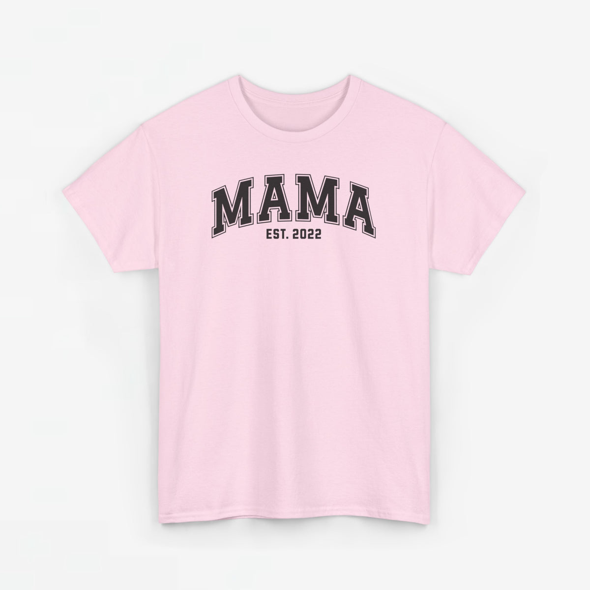 Roze t-shirt met “MAMA” en “EST. 2022” op de borst