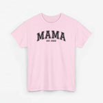 Roze t-shirt met “MAMA” en “EST. 2022” op de borst