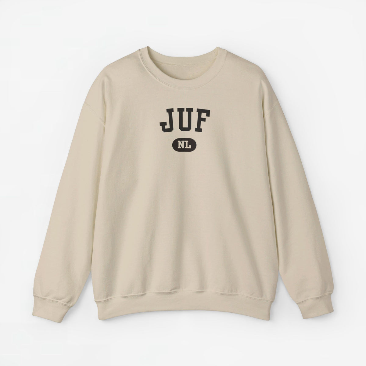 Zandkleurige sweater met ronde hals en JUF NL-print op de borst