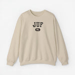 Zandkleurige sweater met ronde hals en JUF NL-print op de borst