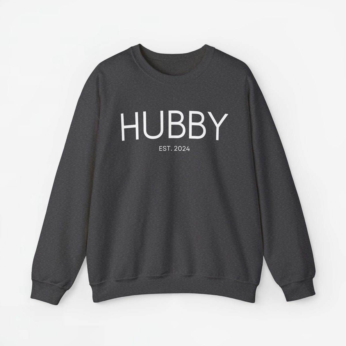 Donkergrijze sweater met borstopdruk HUBBY en EST. 2024, lange mouwen