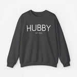Donkergrijze sweater met borstopdruk HUBBY en EST. 2024, lange mouwen