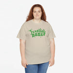 Beige T-shirt met ronde hals en groene PLANTEN MAMMA print op de borst, gedragen
