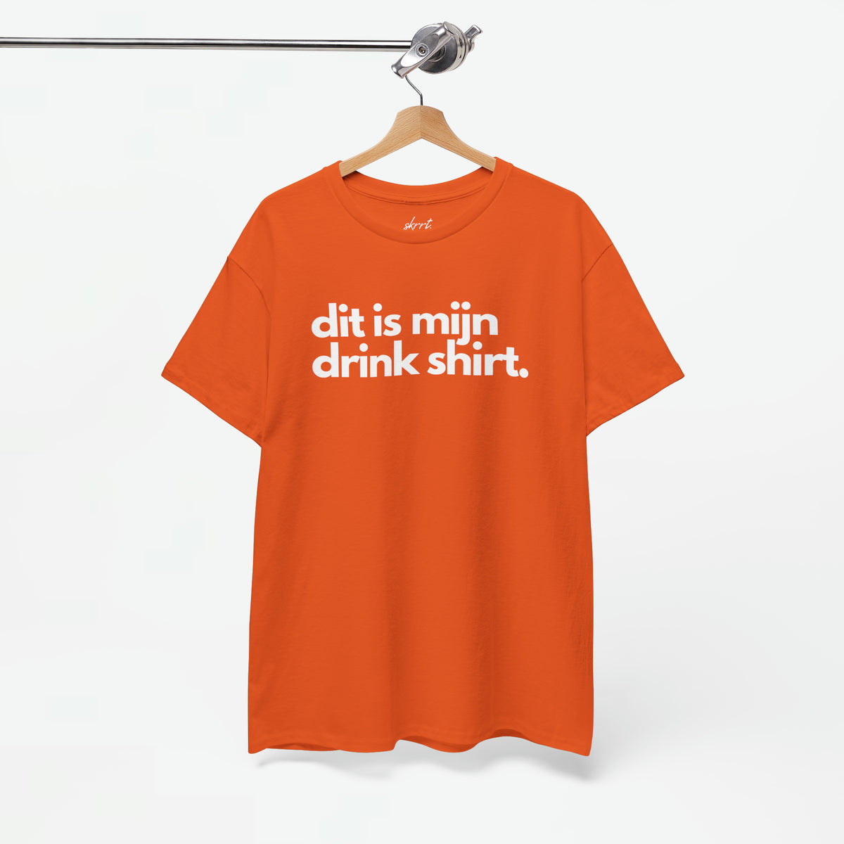Oranje T-shirt met voorprint 'dit is mijn drink shirt'.