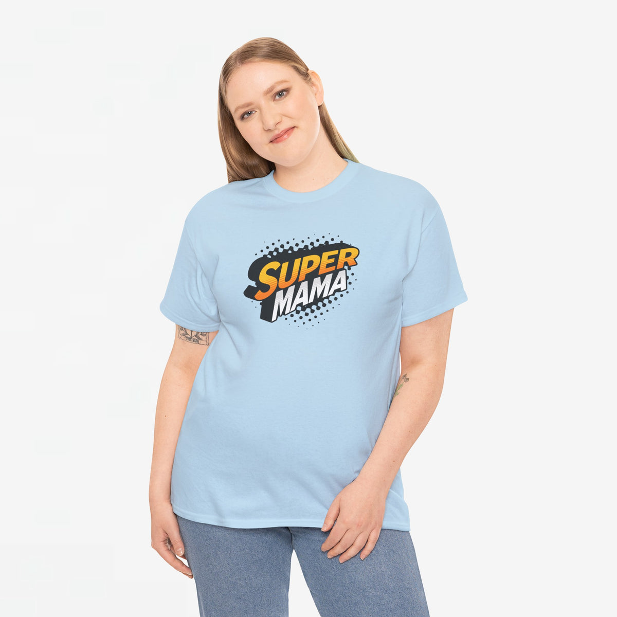 Lichtblauwe T-shirt met 'Super Mama' borstprint en korte mouwen, model.