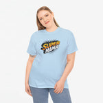 Lichtblauwe T-shirt met 'Super Mama' borstprint en korte mouwen, model.