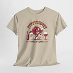 Zandkleurig T-shirt met rode cartoonprint van figuur en wijnglas