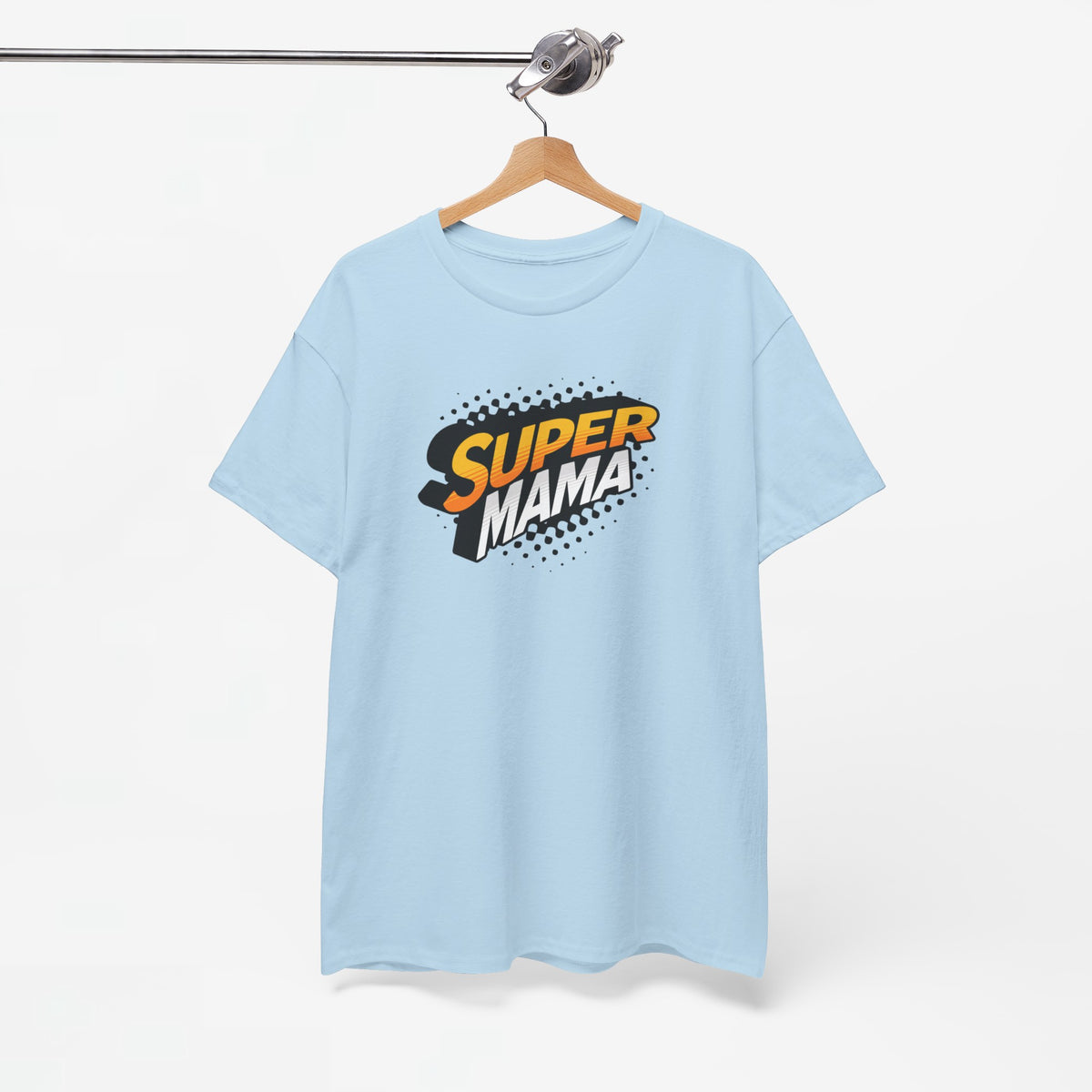 Lichtblauwe T-shirt met 'Super Mama' borstprint, aan hanger.
