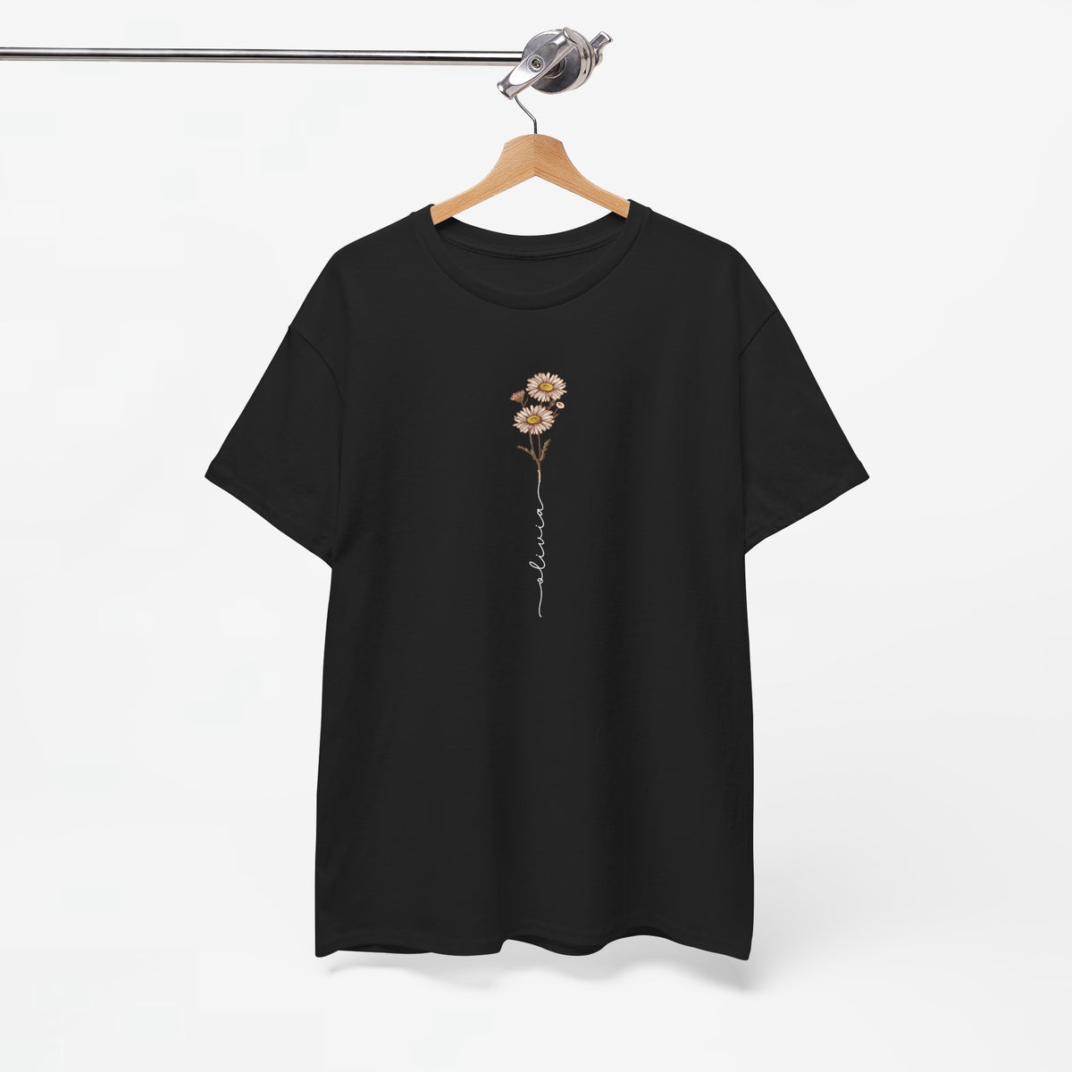 Zwart T-shirt met margrietbloem en slingertekst op de borst, aan hanger