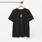 Zwart T-shirt met margrietbloem en slingertekst op de borst, aan hanger