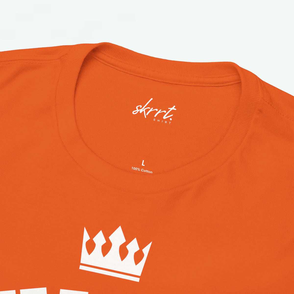Close-up oranje T-shirt hals en borst: “KING” kroonprint
