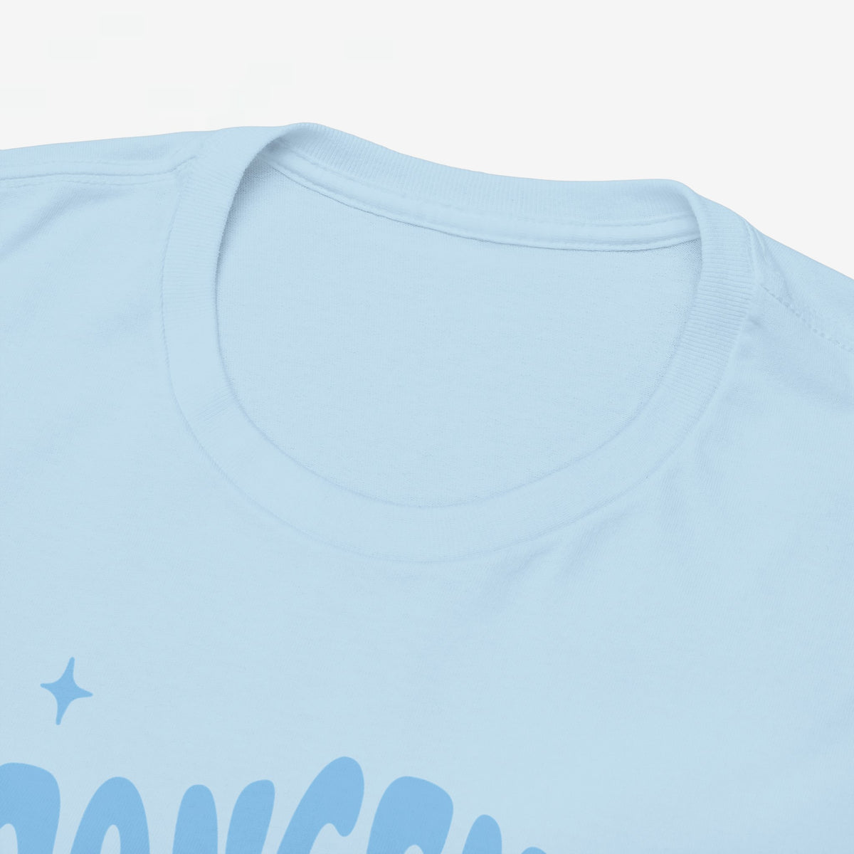 Lichtblauwe T-shirt kraag met ronde hals en boord, opdruk deels buiten beeld