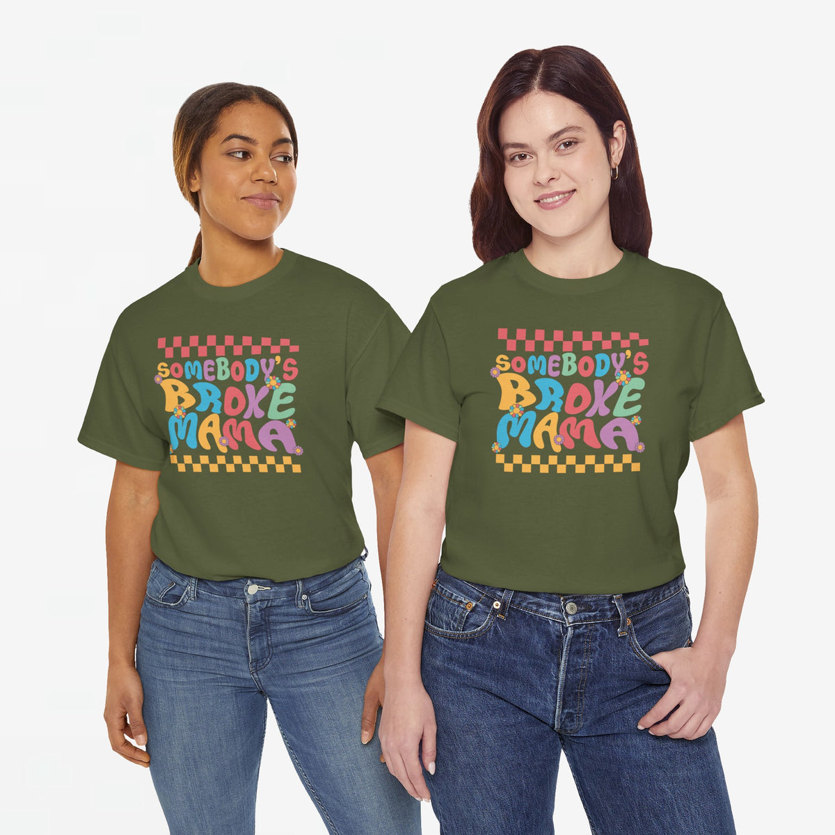 Twee military green shirts met ronde hals, elk met kleurrijke "Somebody’s Broke Mama"-print