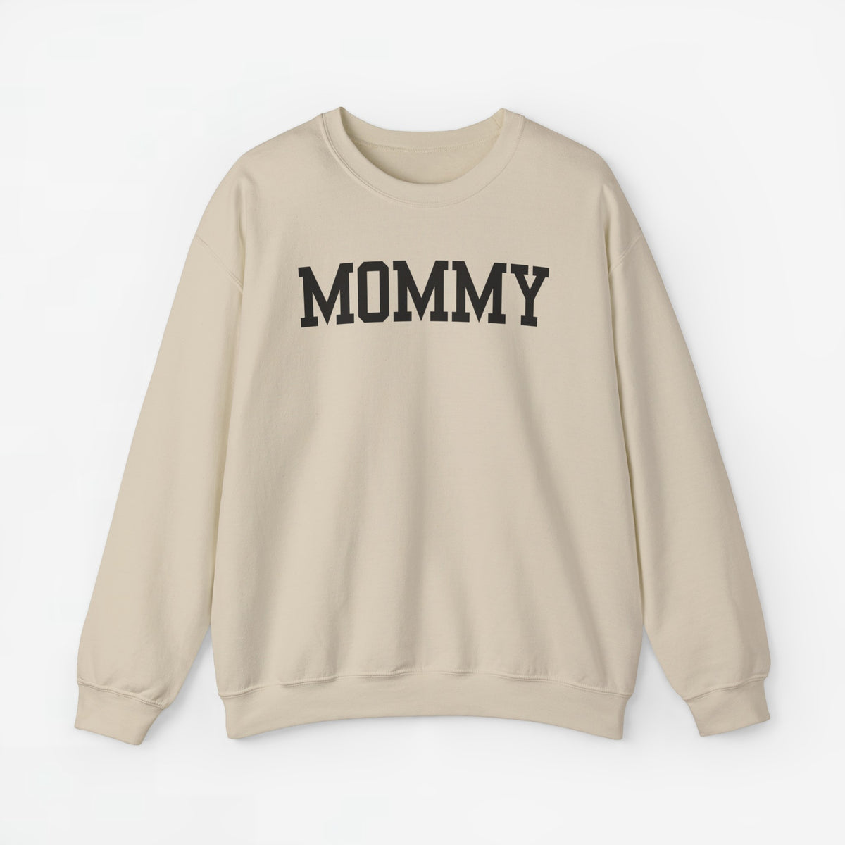 Beige sweatshirt met ronde hals en grote opdruk “MOMMY” op de borst.
