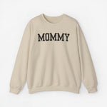Beige sweatshirt met ronde hals en grote opdruk “MOMMY” op de borst.