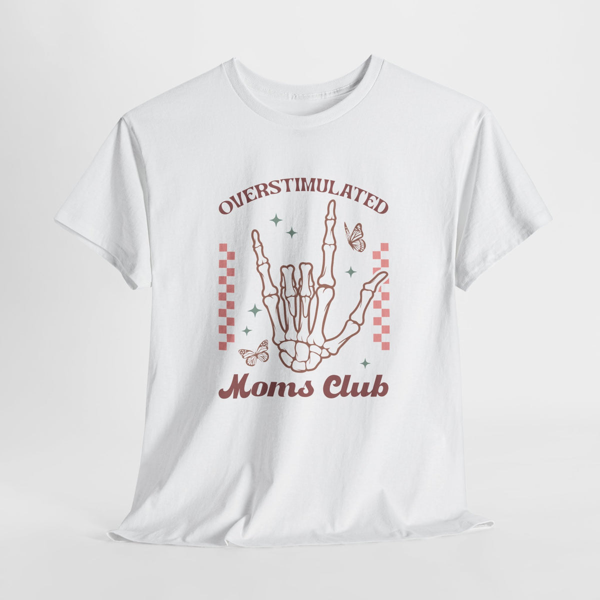 Witte oversized t-shirt met handenillustratie en rode tekst Moms Club op de borst.