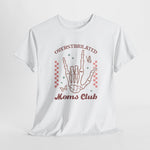 Witte oversized t-shirt met handenillustratie en rode tekst Moms Club op de borst.