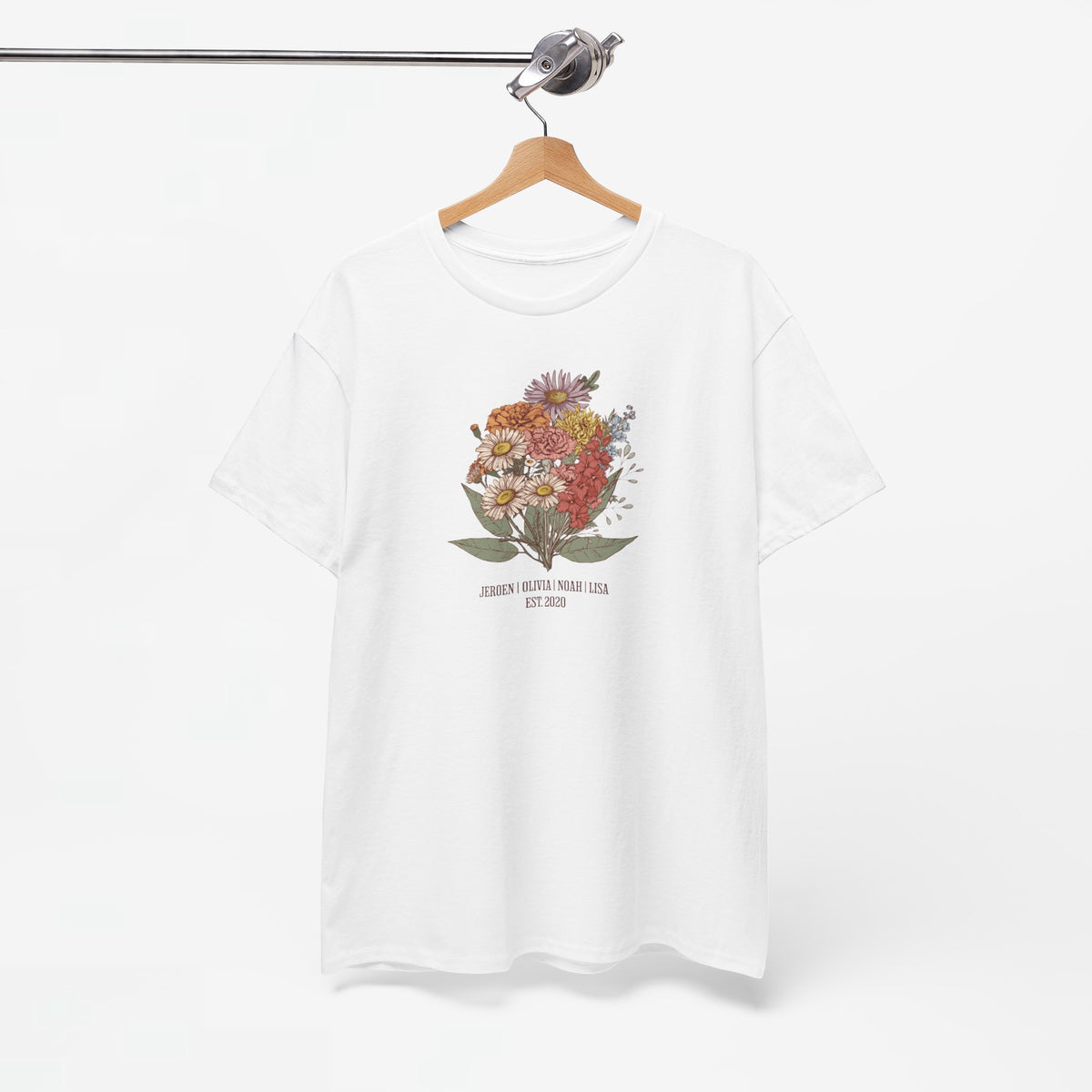 Wit t-shirt aan hanger met bloemenboeket-print op de borst
