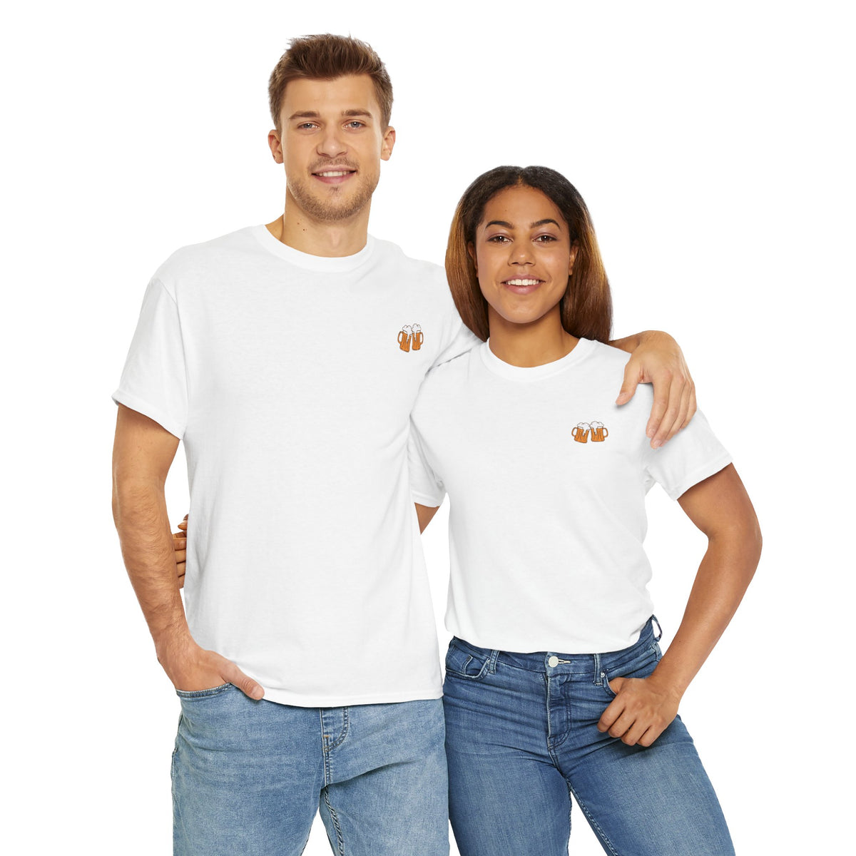 Witte T-shirt met kleine borstprint, man en vrouw dragen het