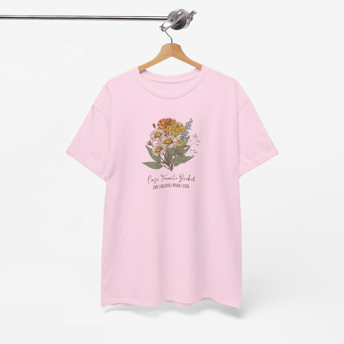 Roze T-shirt aan kleerhanger met bloemboeketprint op borst, ronde hals.