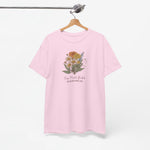 Roze T-shirt aan kleerhanger met bloemboeketprint op borst, ronde hals.