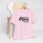 Roze T-shirt met borstprint “In my Mom Era” op een houten hangertje.